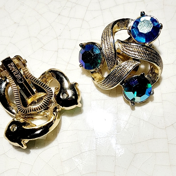Vintage Kramer gold swirl clip on earrings with brilliant blue faceted stones - Picture 5 of 6